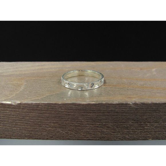 Size 5 Sterling Silver Petite Cool Textured Pattern Band Ring - Picture 1 of 7